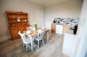 Woodside Oak hot tub & pool sleeps 4-6